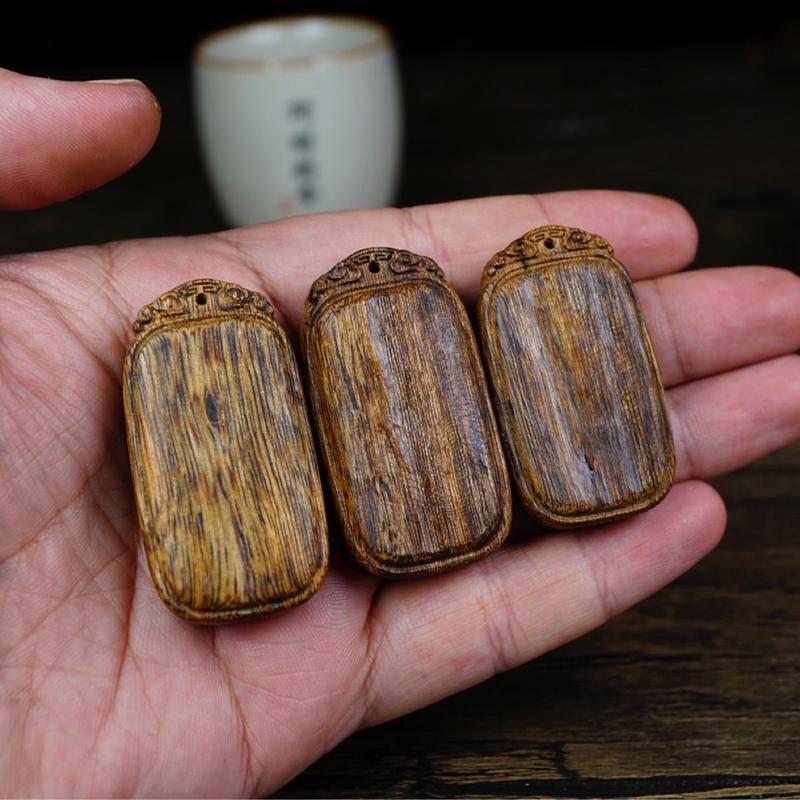 绿奇楠沉香木质牌吊坠 手把件 雕刻牌男女款 无事古风 老料满结油