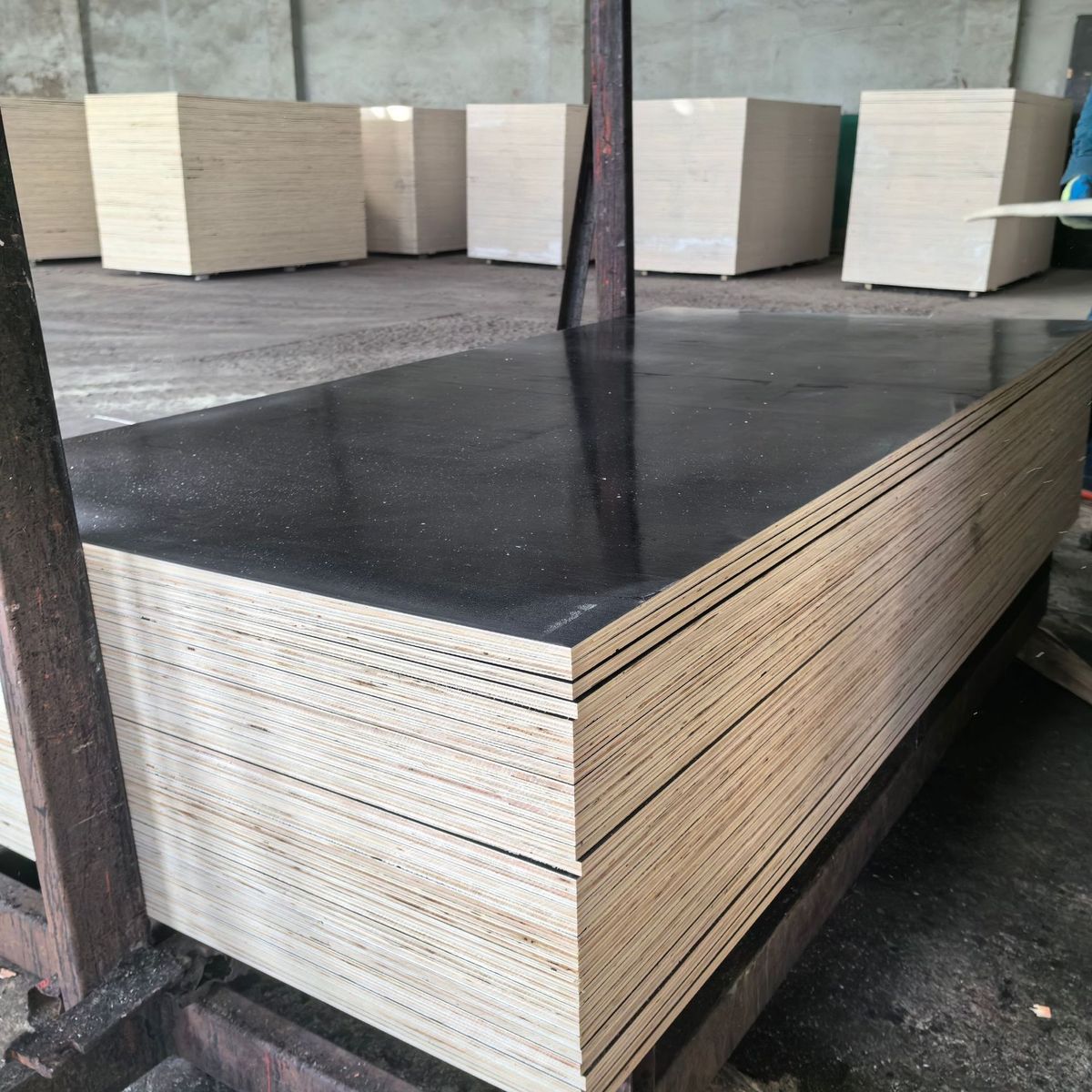 工地用建筑清水板松木黑色覆膜酚醛易脱模板面板杨木多层胶合板