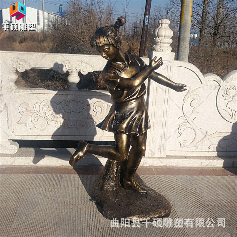 热销玻璃钢仿铜人物儿童童趣景观踢毽子雕塑户外广场公园玩耍装饰