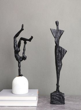 现代简约黑色倒立人样板房客厅卧室书房售楼部餐厅电视柜桌面摆件