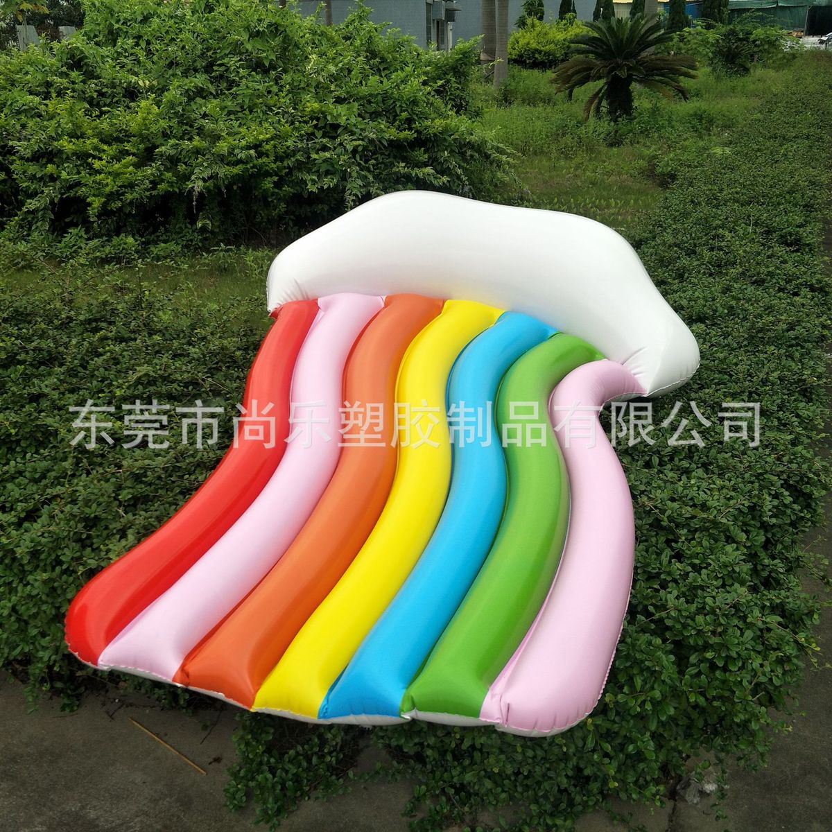 东莞水上pvc充气彩虹浮排充气网浮床现货沙发躺椅泳池充气漂浮床