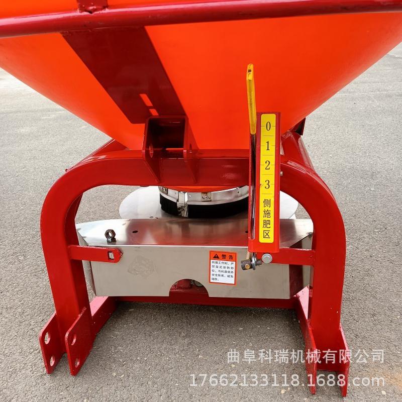 热销600公斤农田果园快速三轮车施肥器后挂式电动撒肥机操作简单