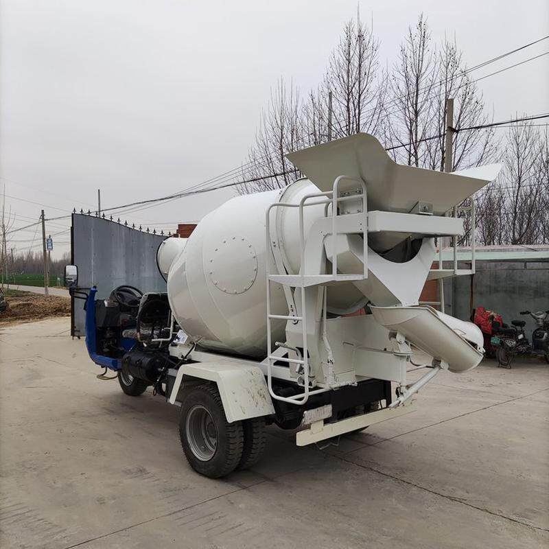 热销搅拌运输车常柴32马力混凝土田螺车价格山东济宁小型搅拌车