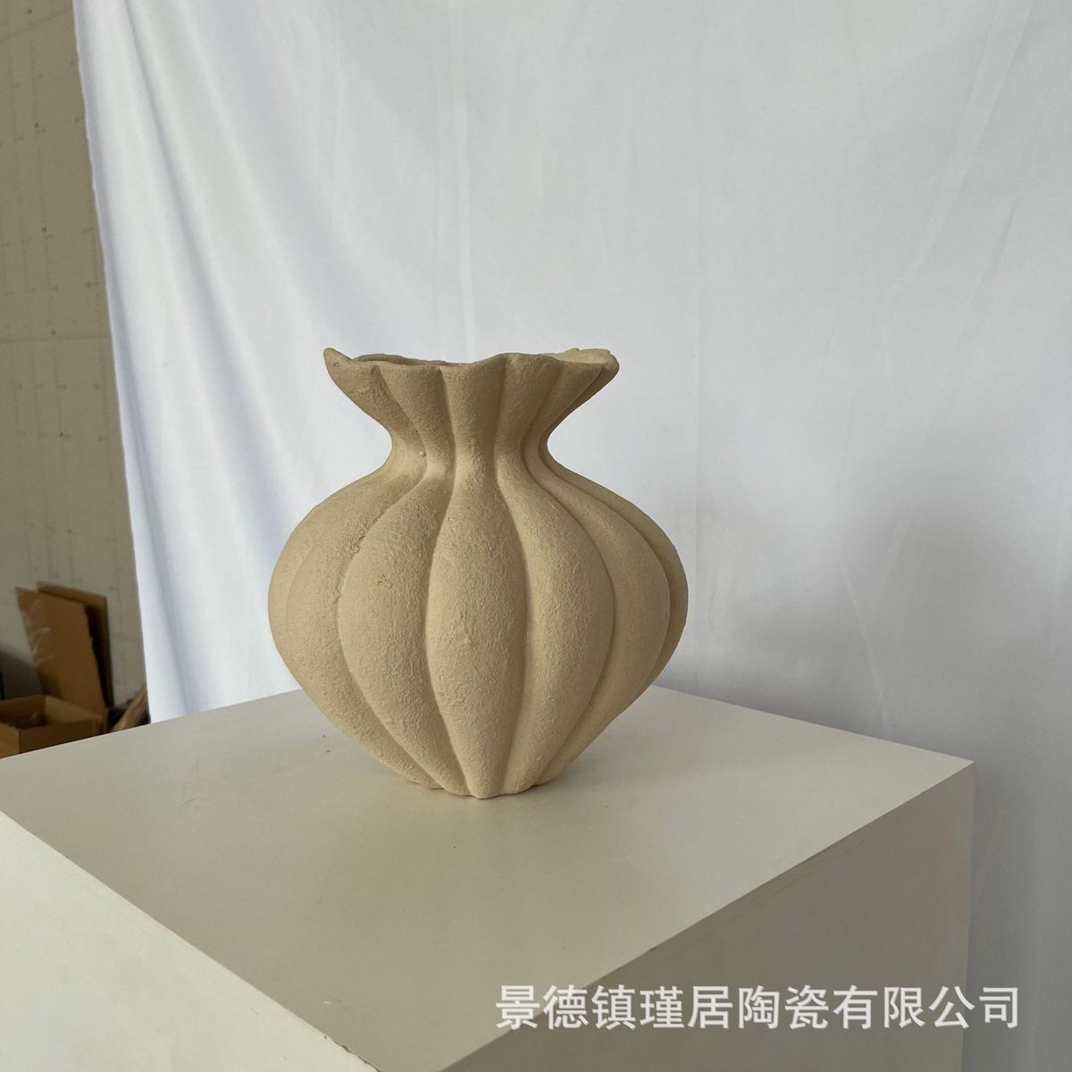 热销米黄色设计款异形创意陶瓷花瓶设计师花边口南瓜软装搭配花器