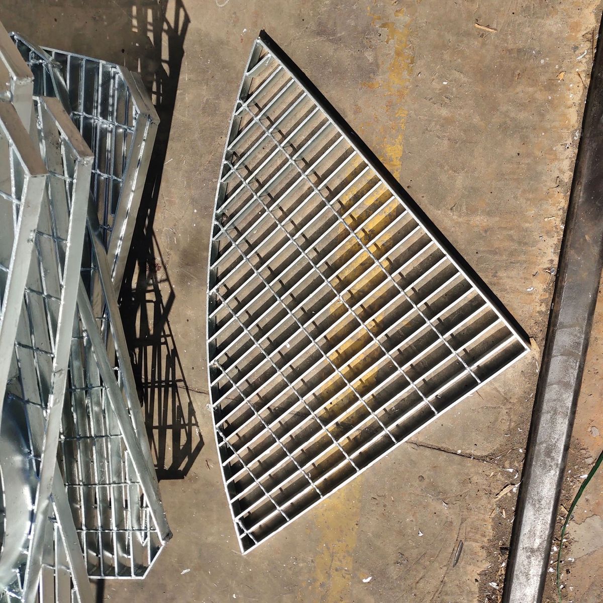 不锈钢异形钢格栅人行道树篦子不规则网格板圆形扇形异形钢格板