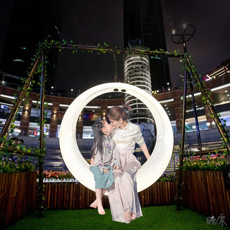 月亮秋千吊椅户外太阳能庭院夜光多人月亮摇椅民宿装饰大型发光
