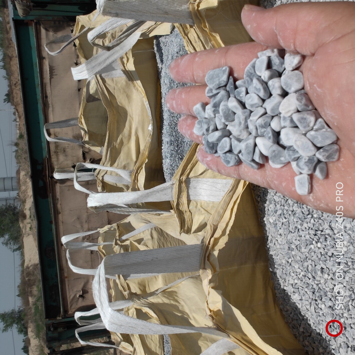 透水地坪胶粘石庭院石子河北灰色石子造景彩色石子深灰色黑色卵石