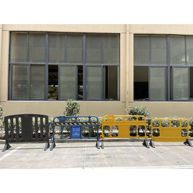 滚塑隔离墩水马注水围挡塑料移动护栏胶马三孔防撞桶道路分流围栏