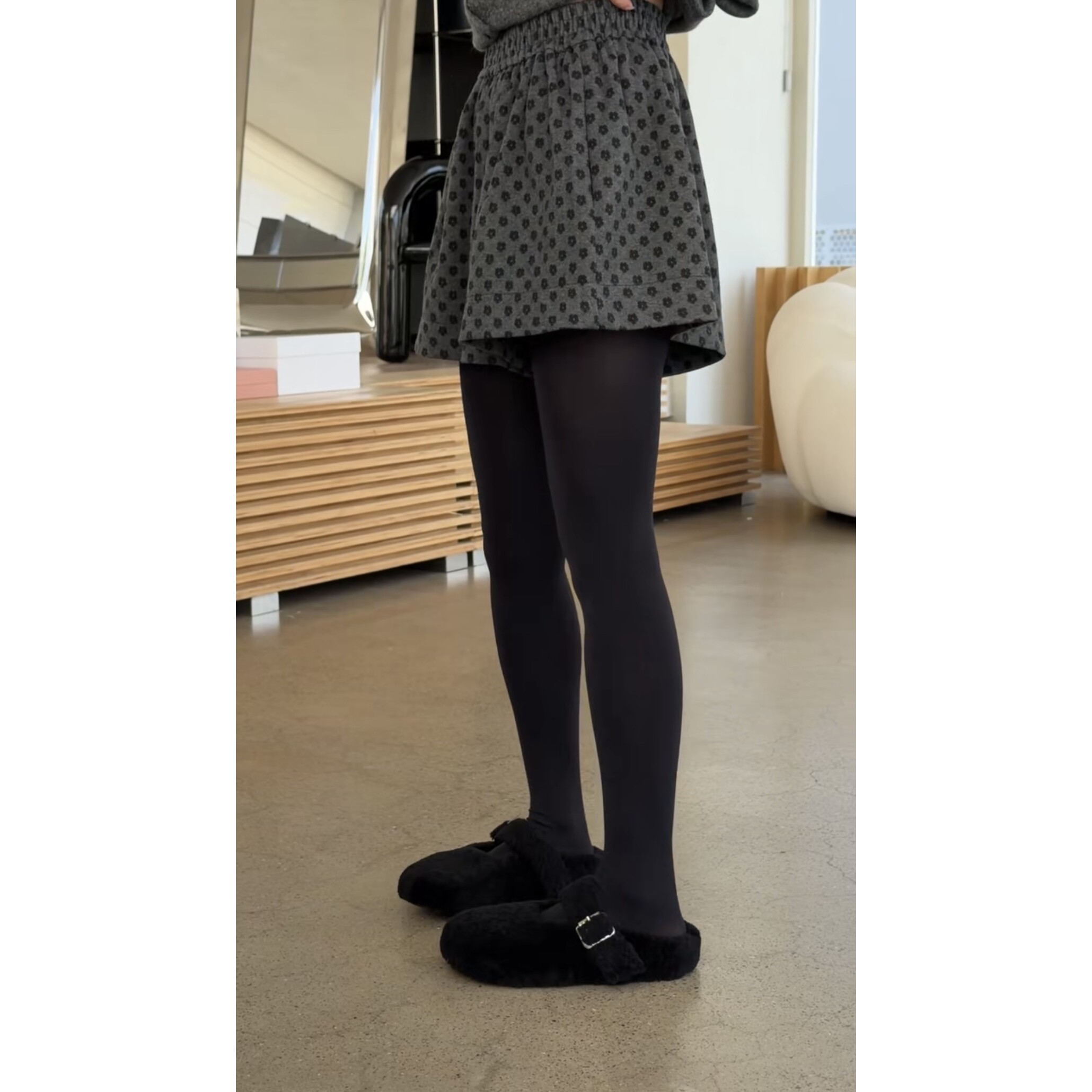 3186诗歌兰女装2025秋冬款 时尚百搭深灰色花朵松紧腰呢料短裤女