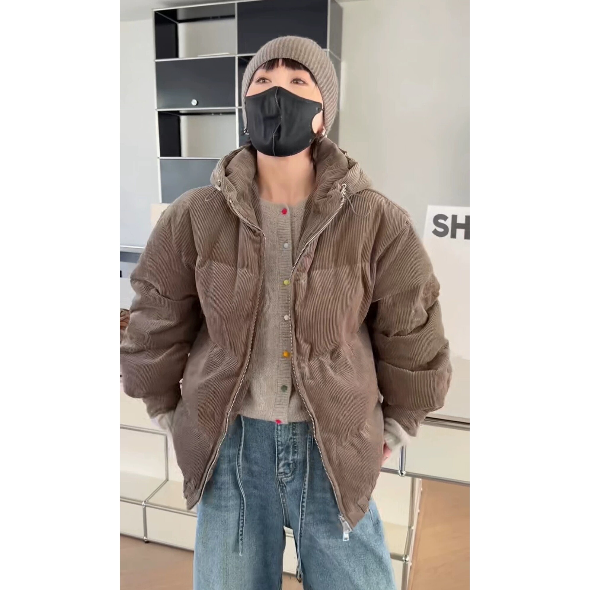 诗歌兰女装2025冬款249155潮流时髦个性灯芯绒连帽白鸭绒羽绒服女