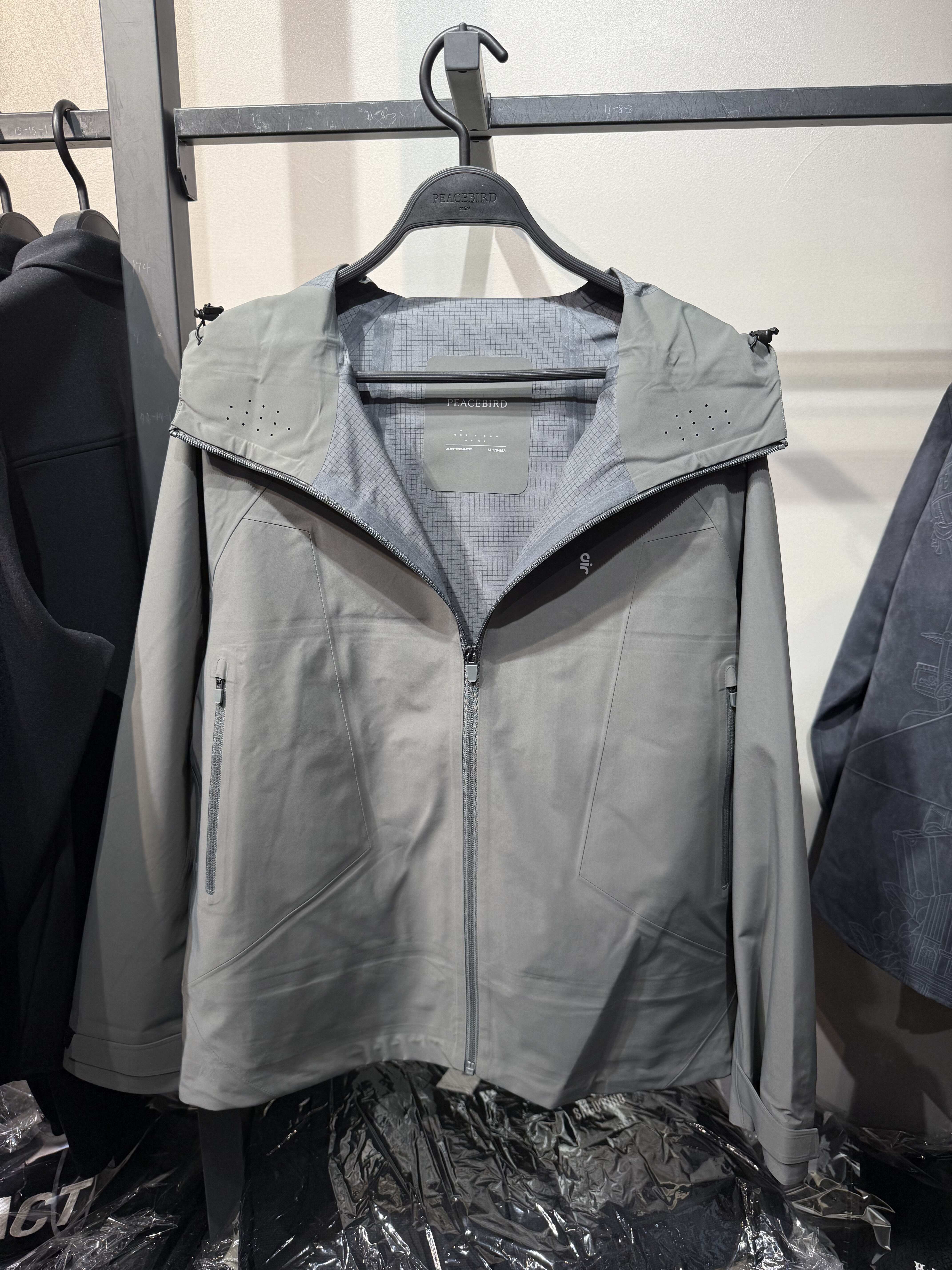 B2BCE3169 太平鸟男装秋季新款薄款户外休闲高级灰连帽夹克外套潮