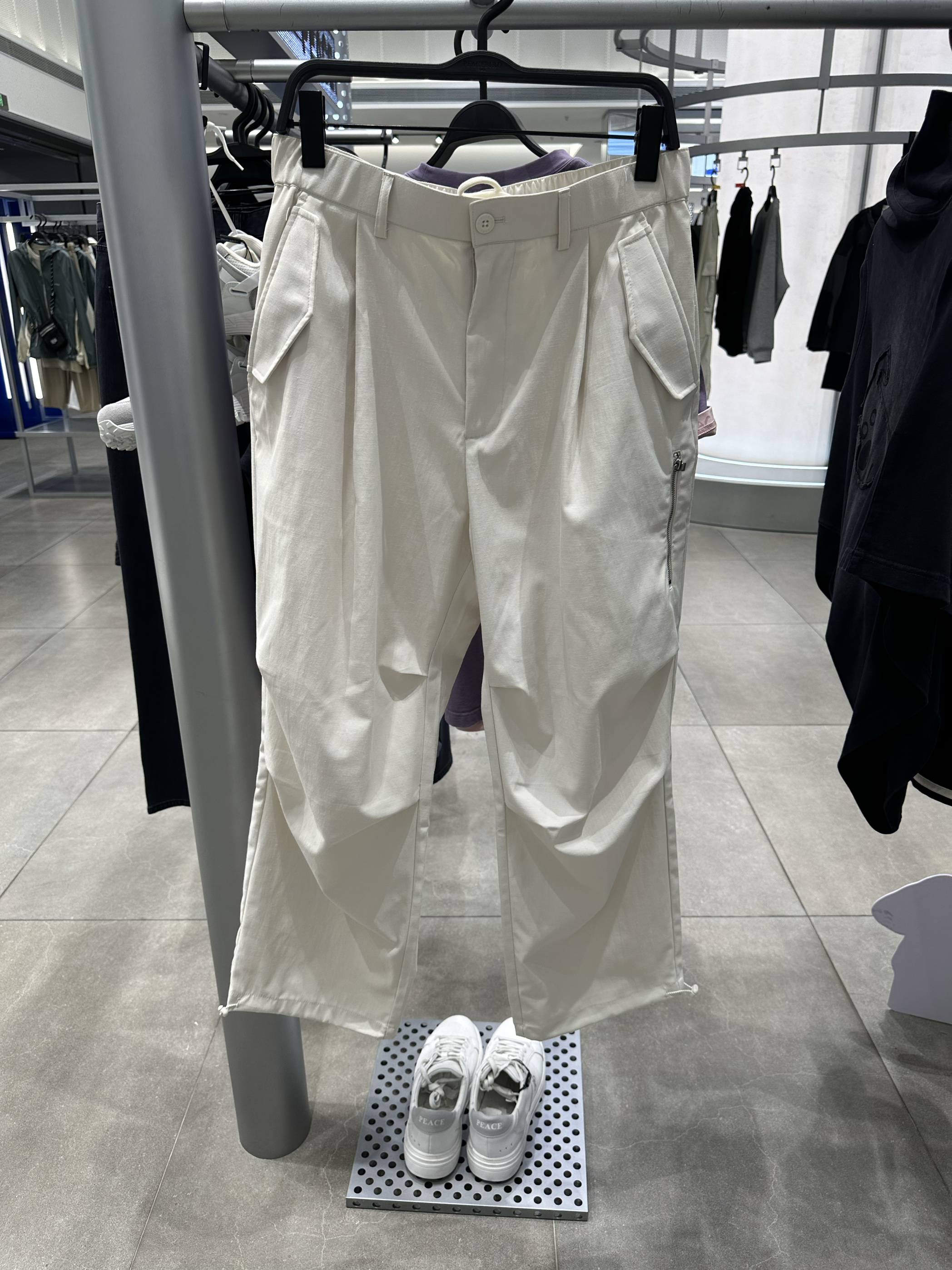 B2GLE2232太平鸟男装2024年夏季新款工装风米白色薄款直筒休闲裤