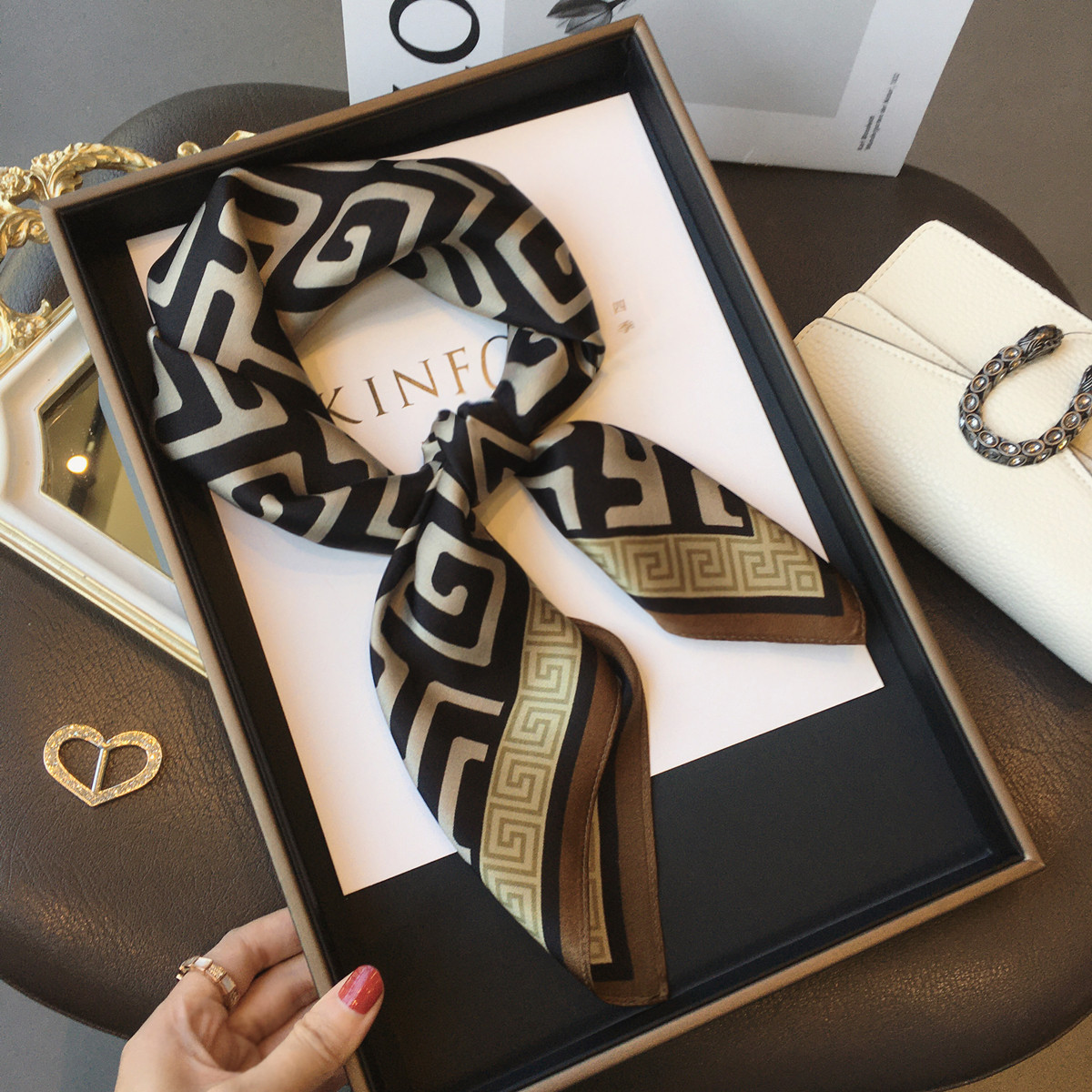 100%桑蚕丝围巾韩版百搭迷宫字母真丝丝巾披肩女春季领巾70cm方巾,服饰配件/皮带/帽子/围巾,围巾/丝巾/披肩,淘宝优惠券,粉丝福利购,淘宝优惠卷