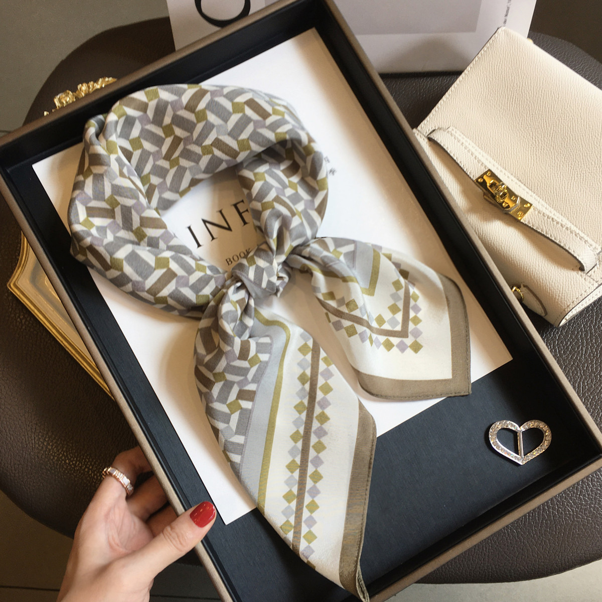 杭州丝绸复古几何老钱风100%桑蚕丝围巾真丝方巾百搭领巾双绉丝巾,服饰配件/皮带/帽子/围巾,围巾/丝巾/披肩,淘宝优惠券,粉丝福利购,淘宝优惠卷