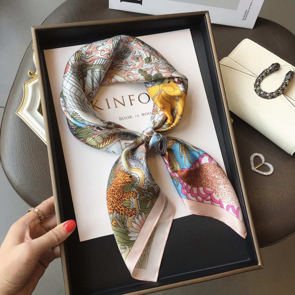 小溜家幻境城堡真丝丝巾70cm方巾春秋100%桑蚕丝围巾领巾杭州丝绸