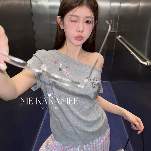 ME KAKAMEE-体扣子工艺字母斜肩大弹力小版短袖T恤(含91棉料)9567