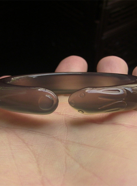 天然巴西玛瑙手镯/秀细加厚款/原色灰冰强荧光玉髓/巧雕玉兔2232