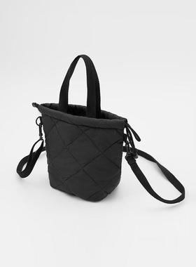 OBP再生绗缝 水桶型斜挎包 包包女包 水桶包纯色小众车格棉服包