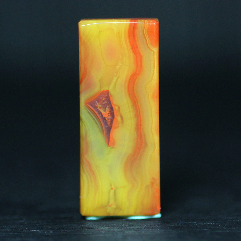 天然北票战国红玛瑙艳红黄鸡油黄满缠丝老料镶嵌款方牌无事平安牌