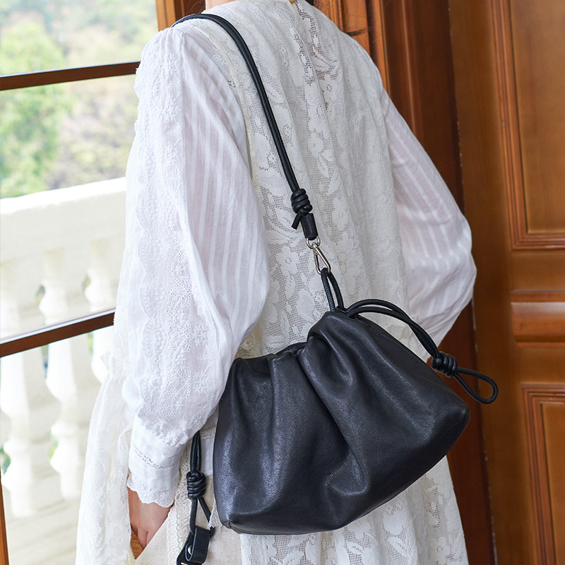 2026新款轻便柔软羊皮抽绳日常休闲单肩斜挎女包云朵包女包