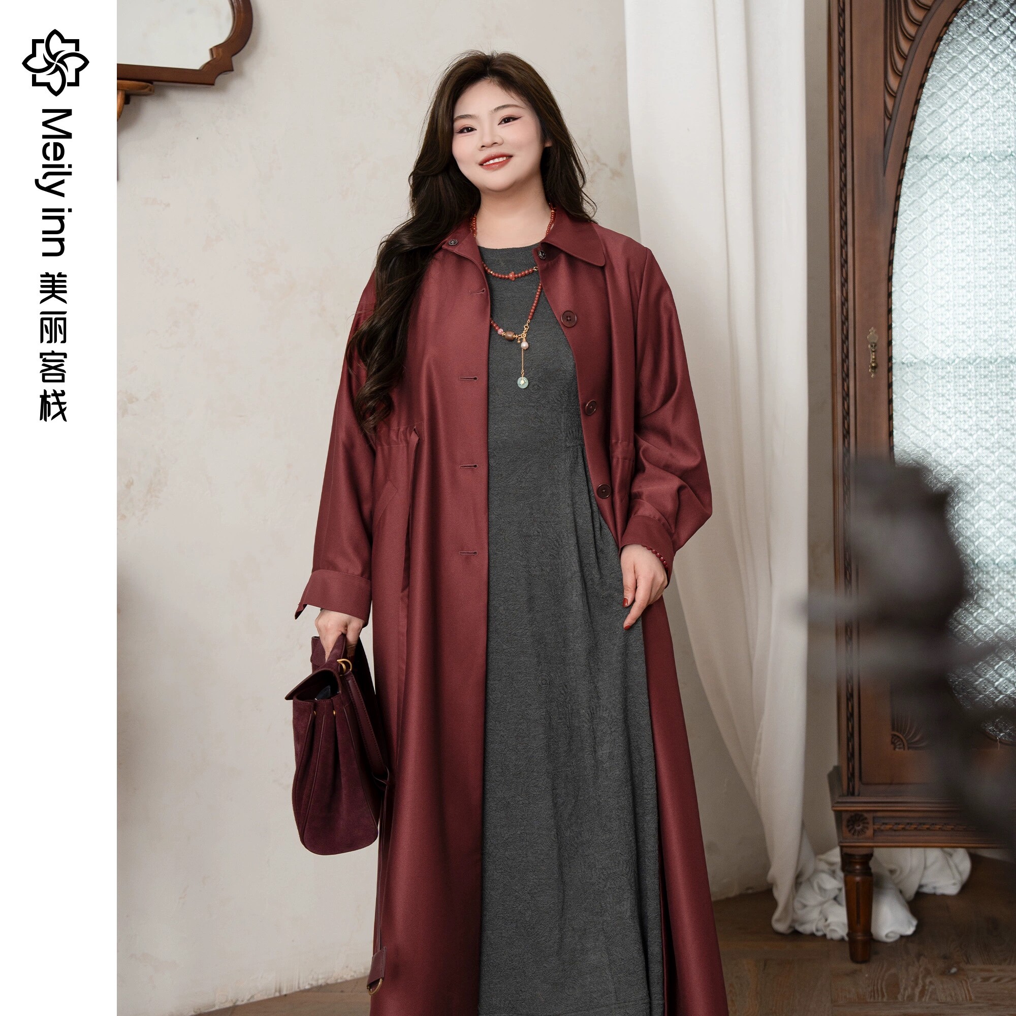 斜纹缎面料胖mm美丽客栈新年战袍风衣宽松外套女原创高端大码女装