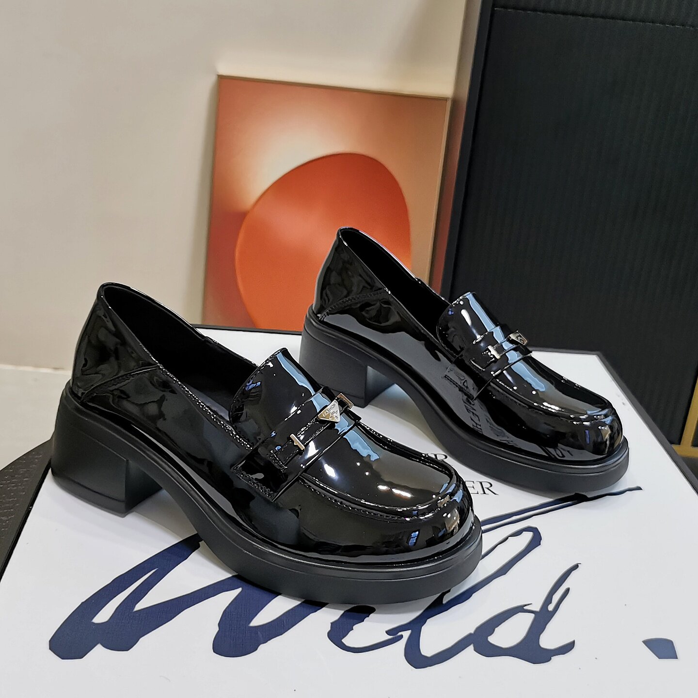 英伦风小皮鞋女2025年秋季新款防滑粗跟单鞋百搭漆皮一脚蹬乐福鞋