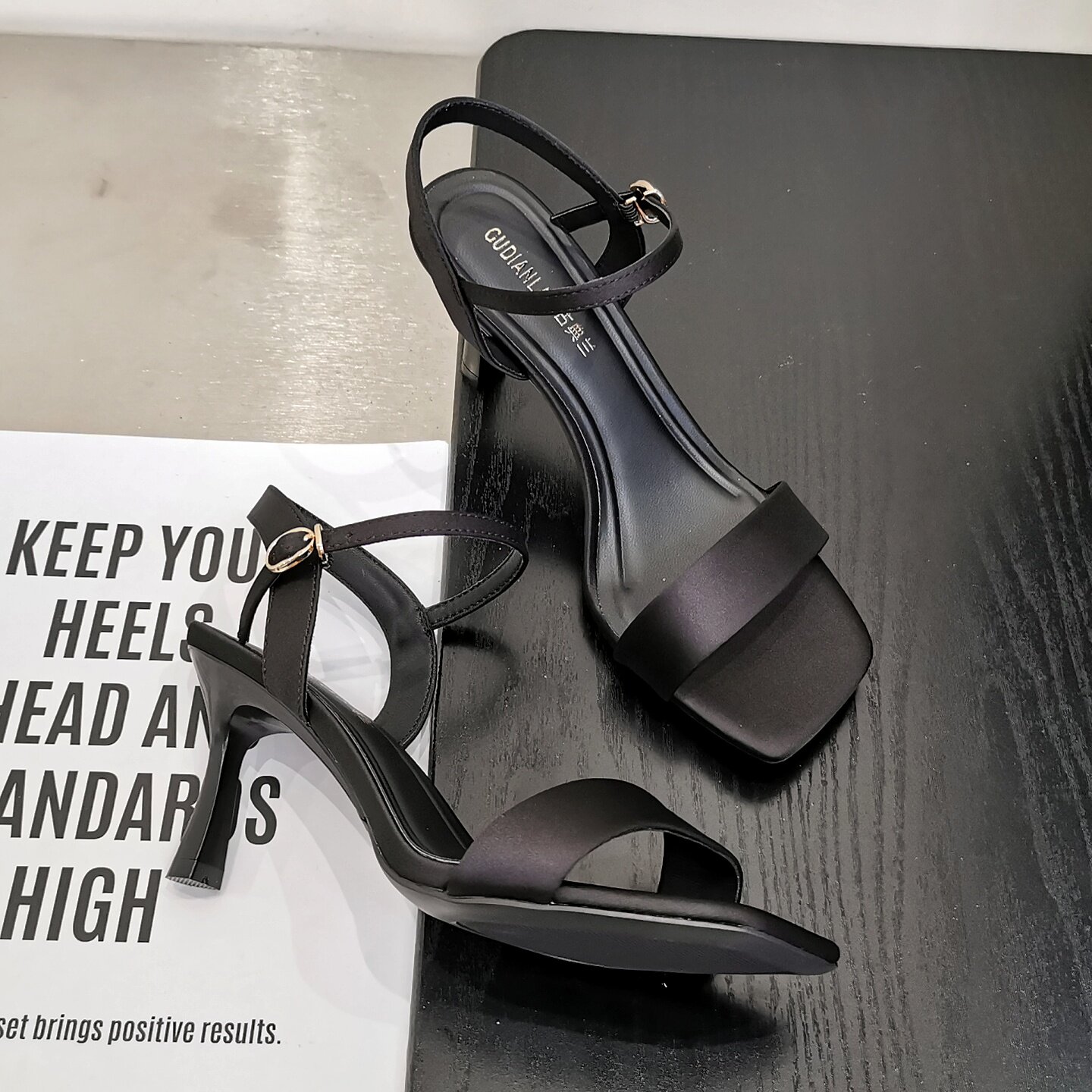 韩版轻奢时尚细跟凉鞋女2026新款方头金属扣饰显高显瘦约会高跟鞋