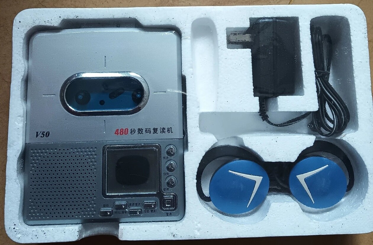 80年代二手旧收音机。磁带复读机未使用的