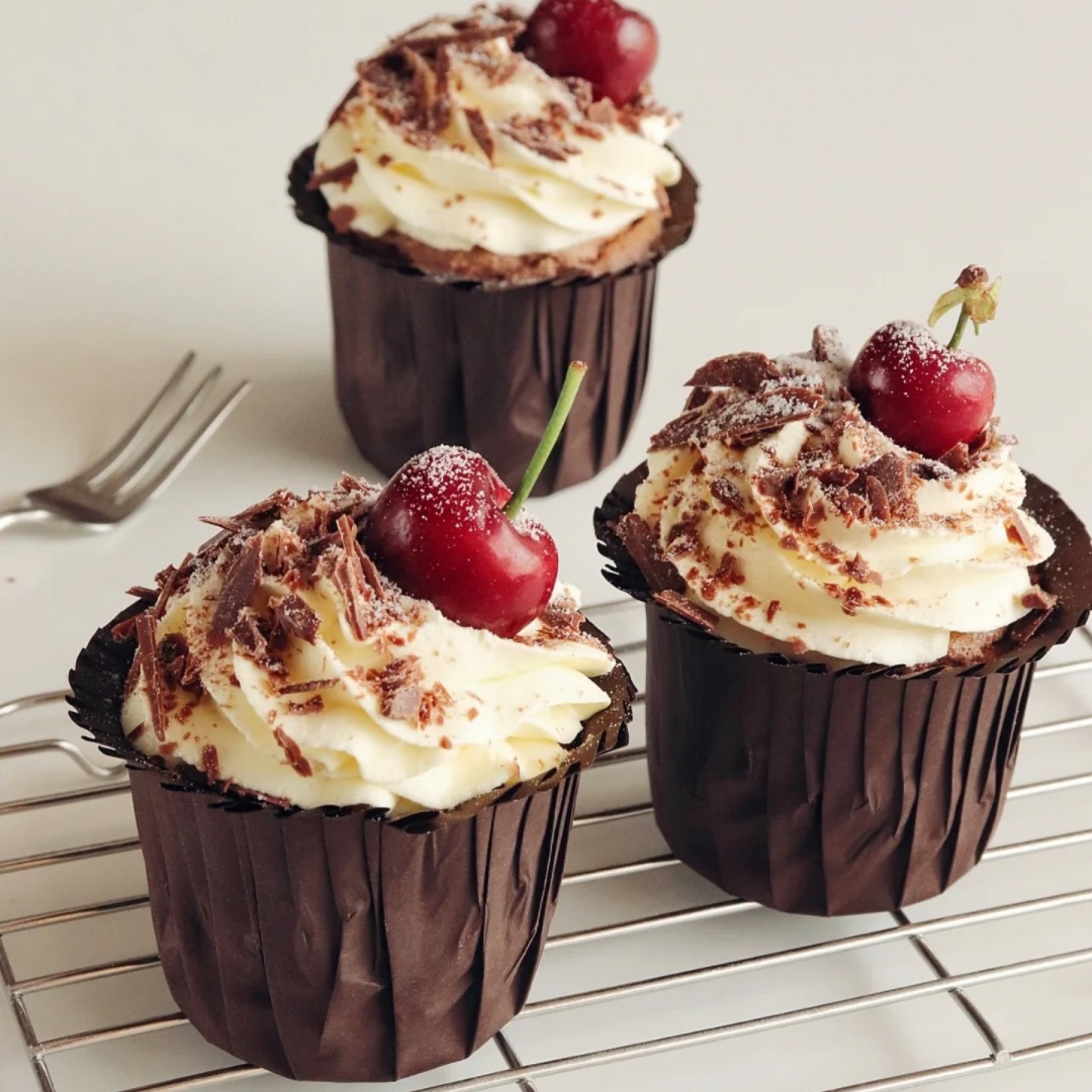 高颜值花边蛋糕烘焙专用礼帽杯一次性卷口防油淋膜纸杯甜品摆台杯