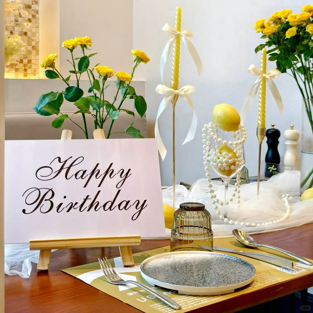 小红书同款高颜值餐厅餐桌摆台白色方块KT板装饰生日快乐立式道具