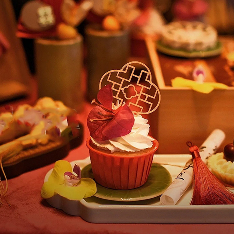 红色系婚礼甜品台布置毛毡双喜中式蛋糕装饰木片屏风慕斯杯插件