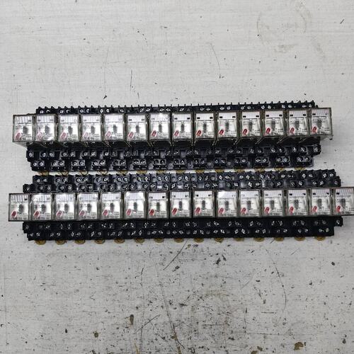 议价九成新MY2N-GS 220/240VAC继电器配PY