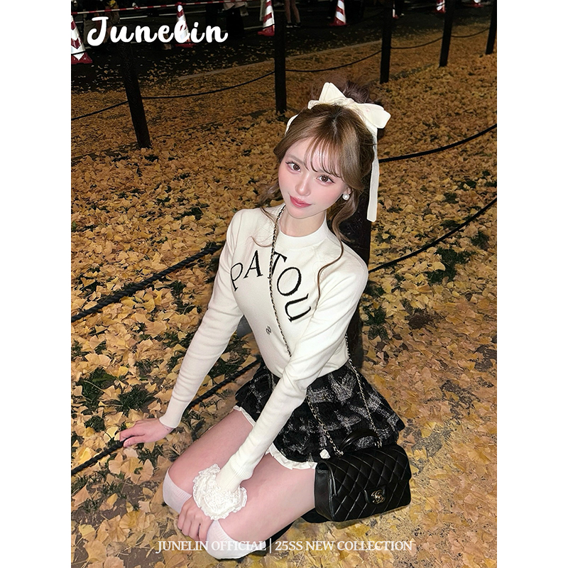 六月林 韩国博主同款甜美减龄少女风修身圆领白色针织字母上衣女