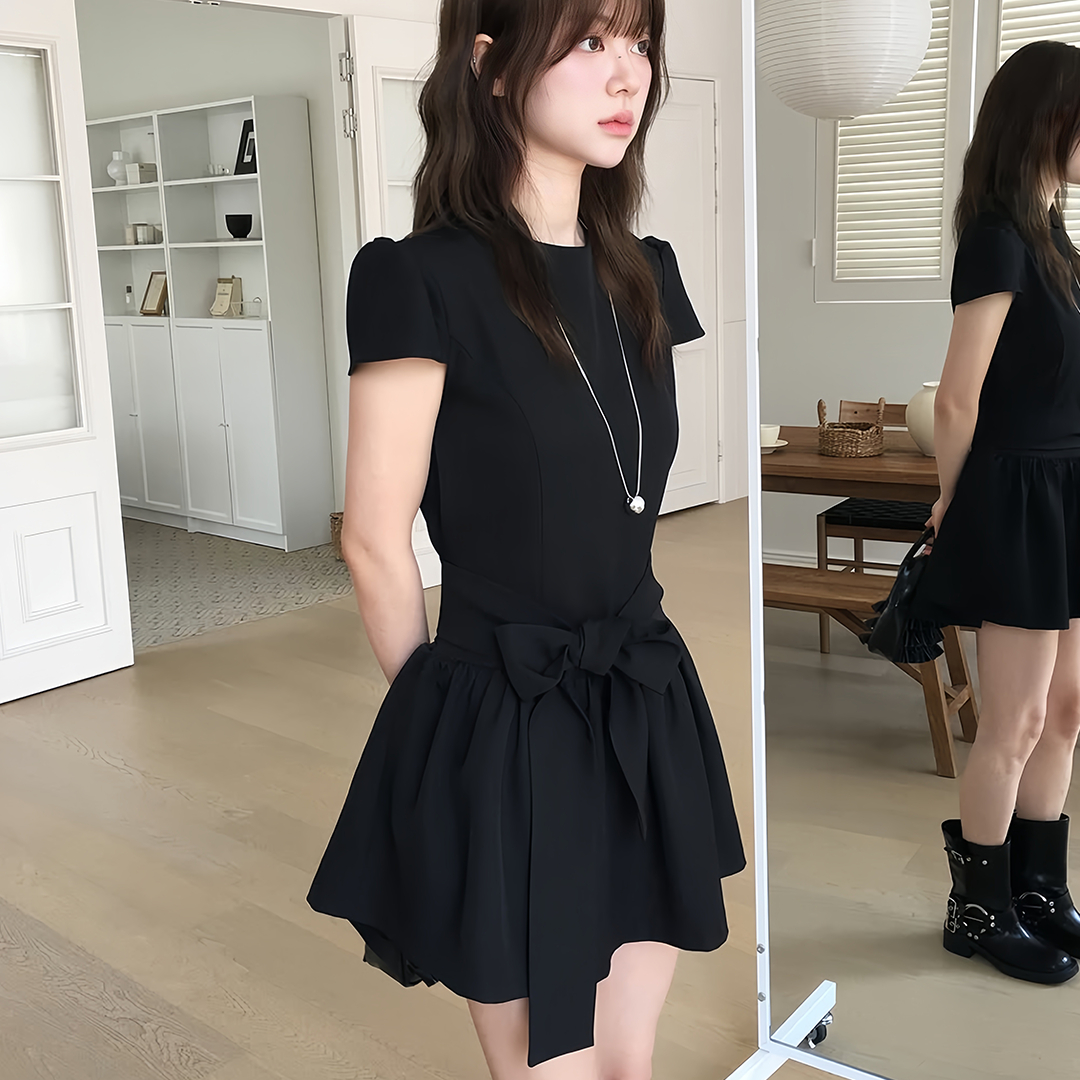 六月林 韩国新款小个子高级感黑色连衣裙女赫本风系带收腰小黑裙
