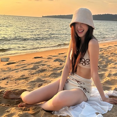 六月林 韩国博主同款甜辣风度假短款黑花朵白色吊带女夏季短裤子