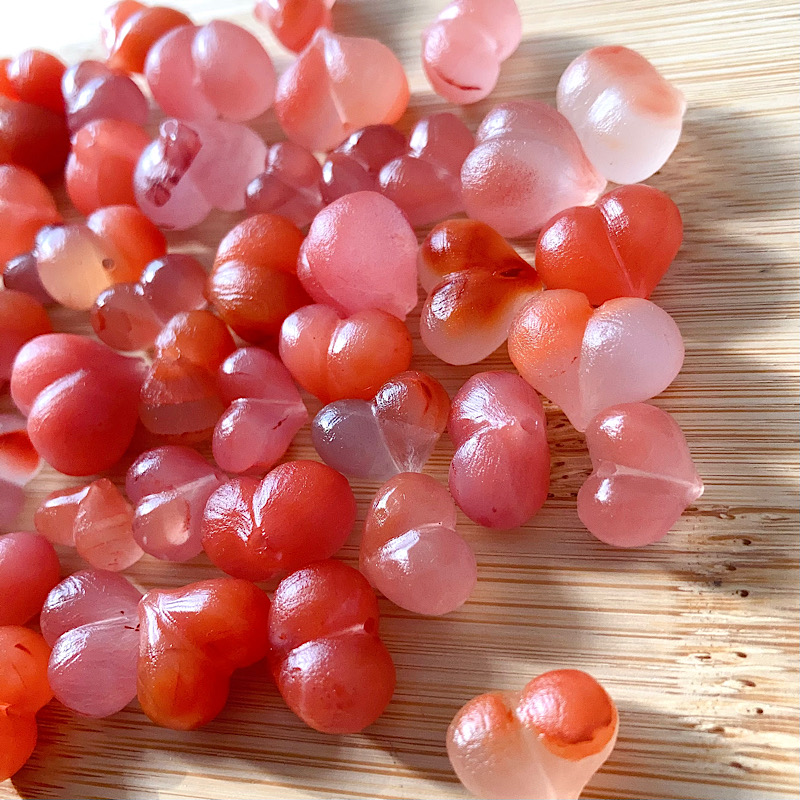 16天然南红屁桃爱心哑光磨砂质感精雕饱满厚实上下通孔粉橘色调