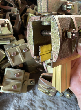 地铁口观光电梯雨棚玻璃幕墙吊架锚具配件铸铁黄色铜片吊夹锚具