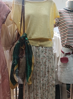 夏季新品一字肩简约独特收腰纽扣设计感短袖t恤衫女