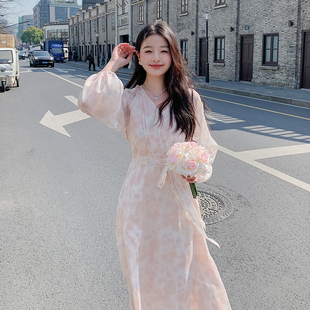 温柔系连衣裙女2024春夏新款超仙绝美森系茶歇法式桔梗碎花油画风