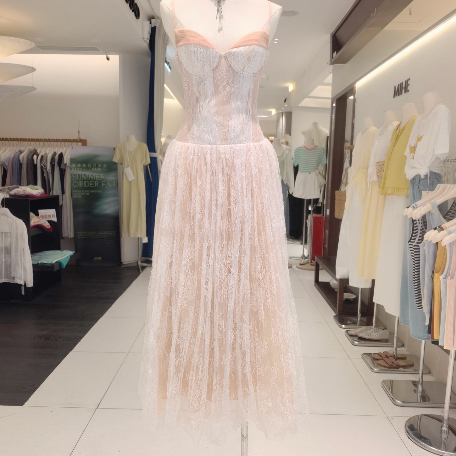 越南小众设计师轻奢V领显瘦吊带连衣裙女高级感大摆蕾丝礼服长裙