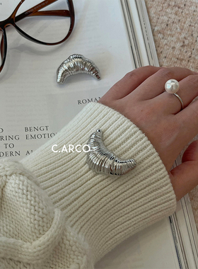 可爱小众设计感牛角包胸针 简约个性银色可颂徽章西装别针ins配饰