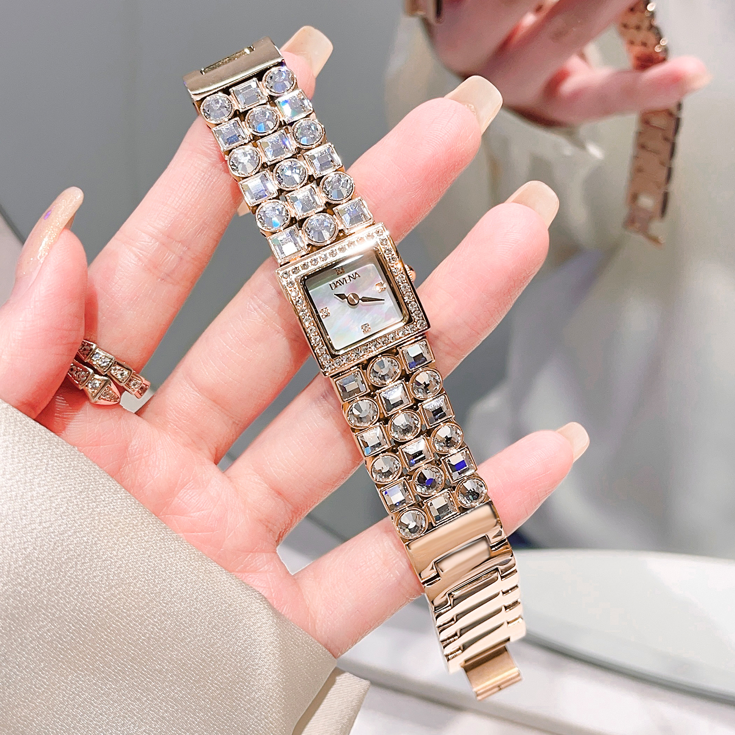 DAVNA镶钻贝母小方糖女士轻奢