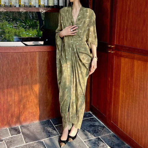 重磅真丝印花V领不对称连衣裙