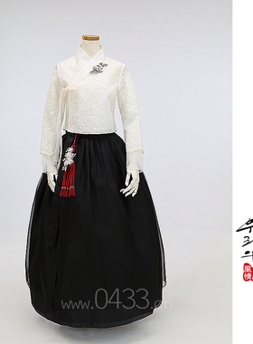 朝鲜族平时穿的生活韩服白色满绣蕾丝短上衣和黑色3层裙子S24042