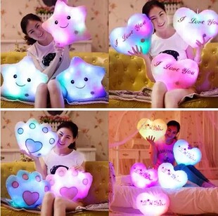 可爱七彩星星音乐发光抱枕头心形夜光爱心靠垫睡觉靠枕女生日礼物