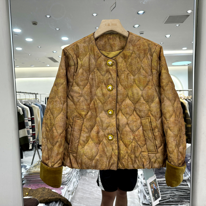 村口伊依825193 时尚单排扣圆领菱形格提花国风轻薄棉服短外套冬