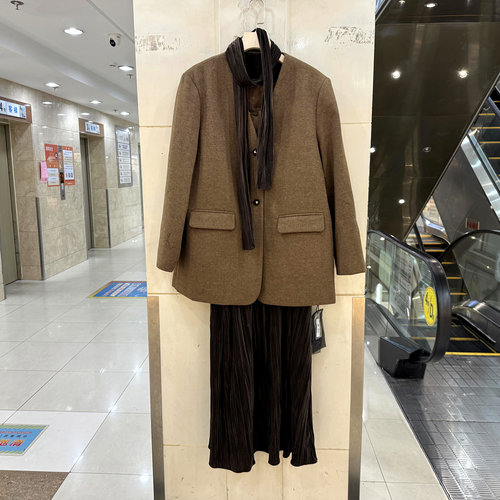 非凡服饰6055 小蛮腰压褶丝绒拼接吊带裙+围巾羊毛粗纺西装三件套