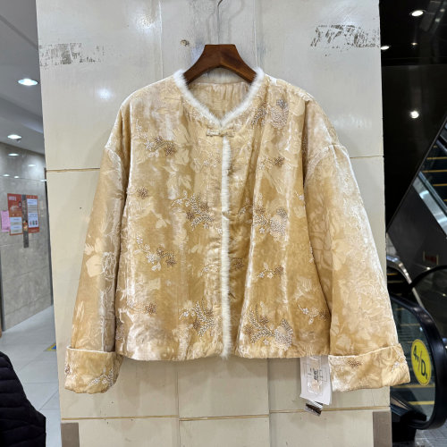 格格+ G16GF656553 水貂毛边盘扣圆领串珠刺绣桑蚕丝填充丝绒外套