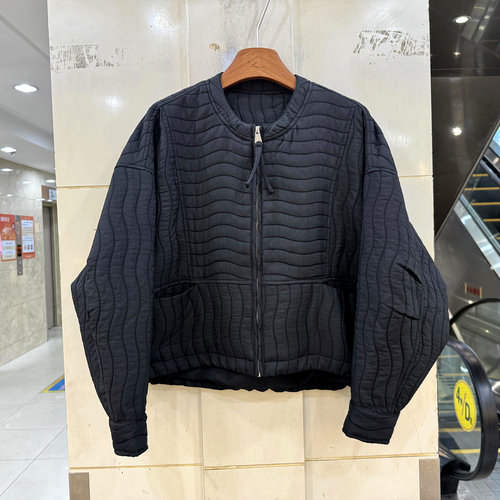 CZ26807 泡泡落肩袖拉链圆领水波纹休闲宽松夹棉短外套欧货秋装女