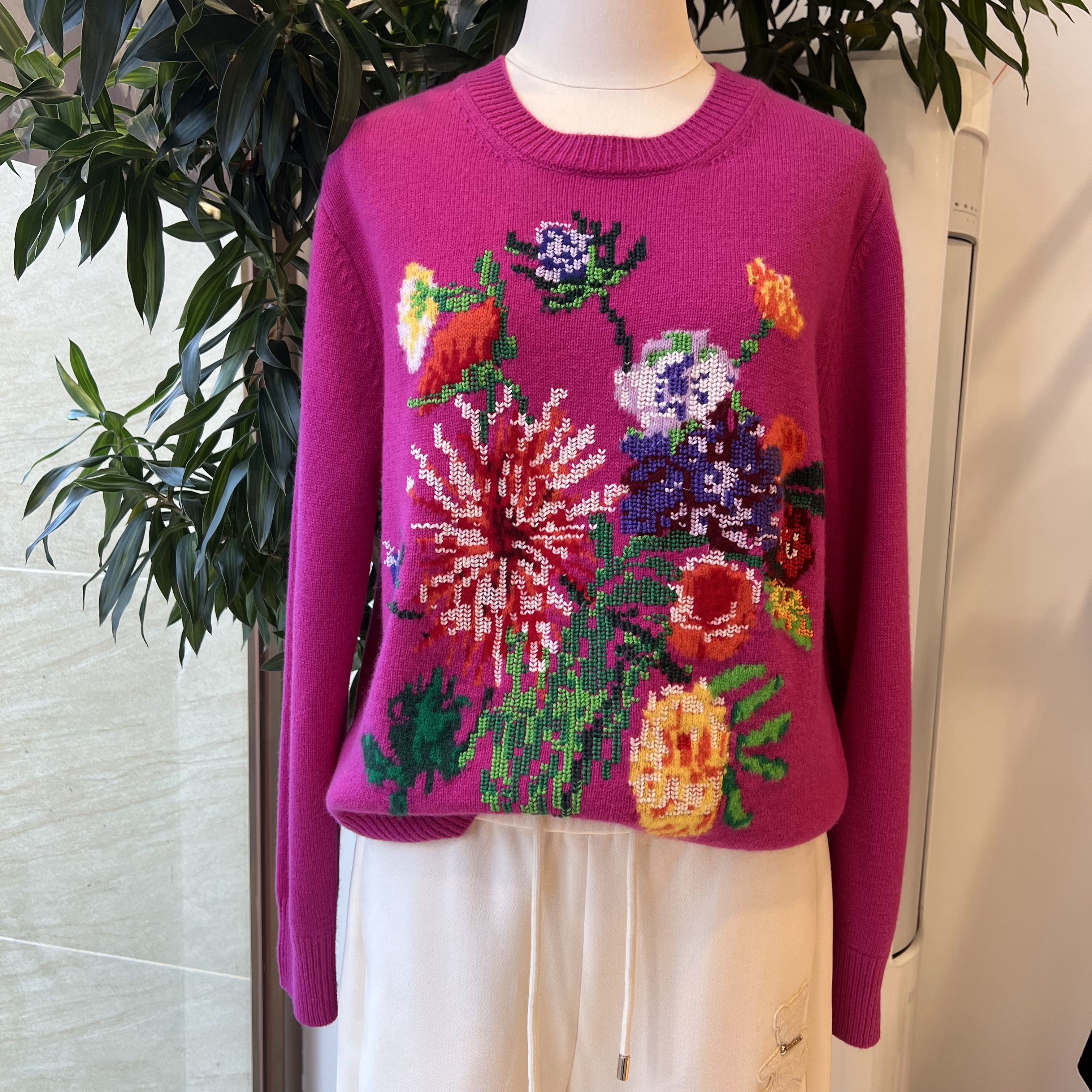 圆领刺绣花卉保暖玫红色羊毛衫